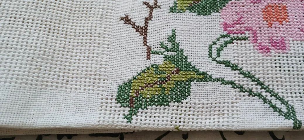 Toalha de mesa bordada à mão em ponto cruz - Foto 2