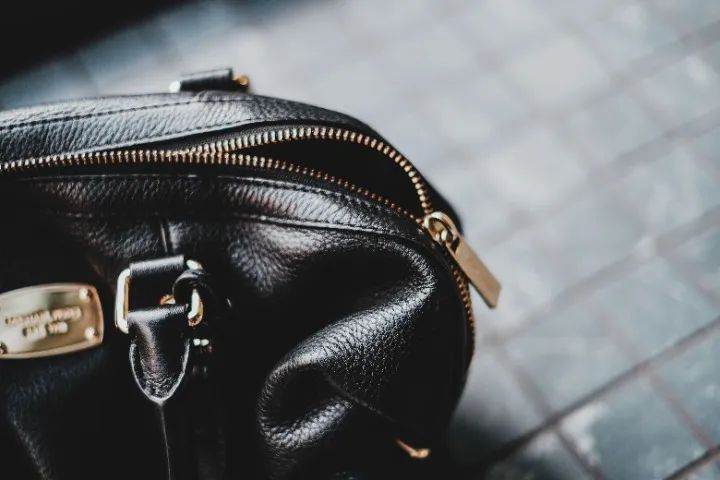 Bolsa Feminina Transversal Preta - Moderna e Espaçosa