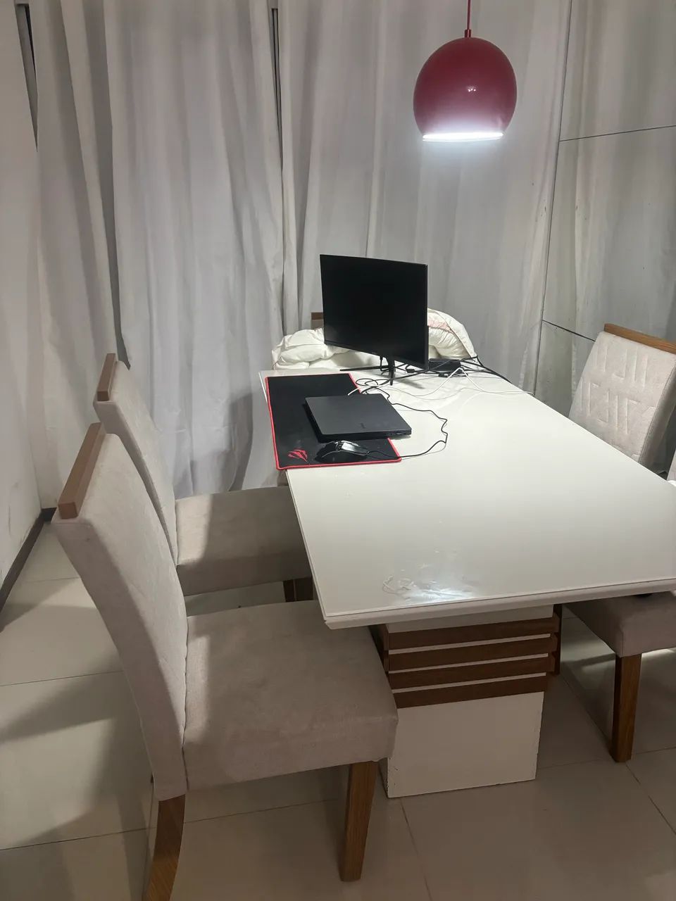 Mesa 6 cadeiras com tampão de vidro off white 