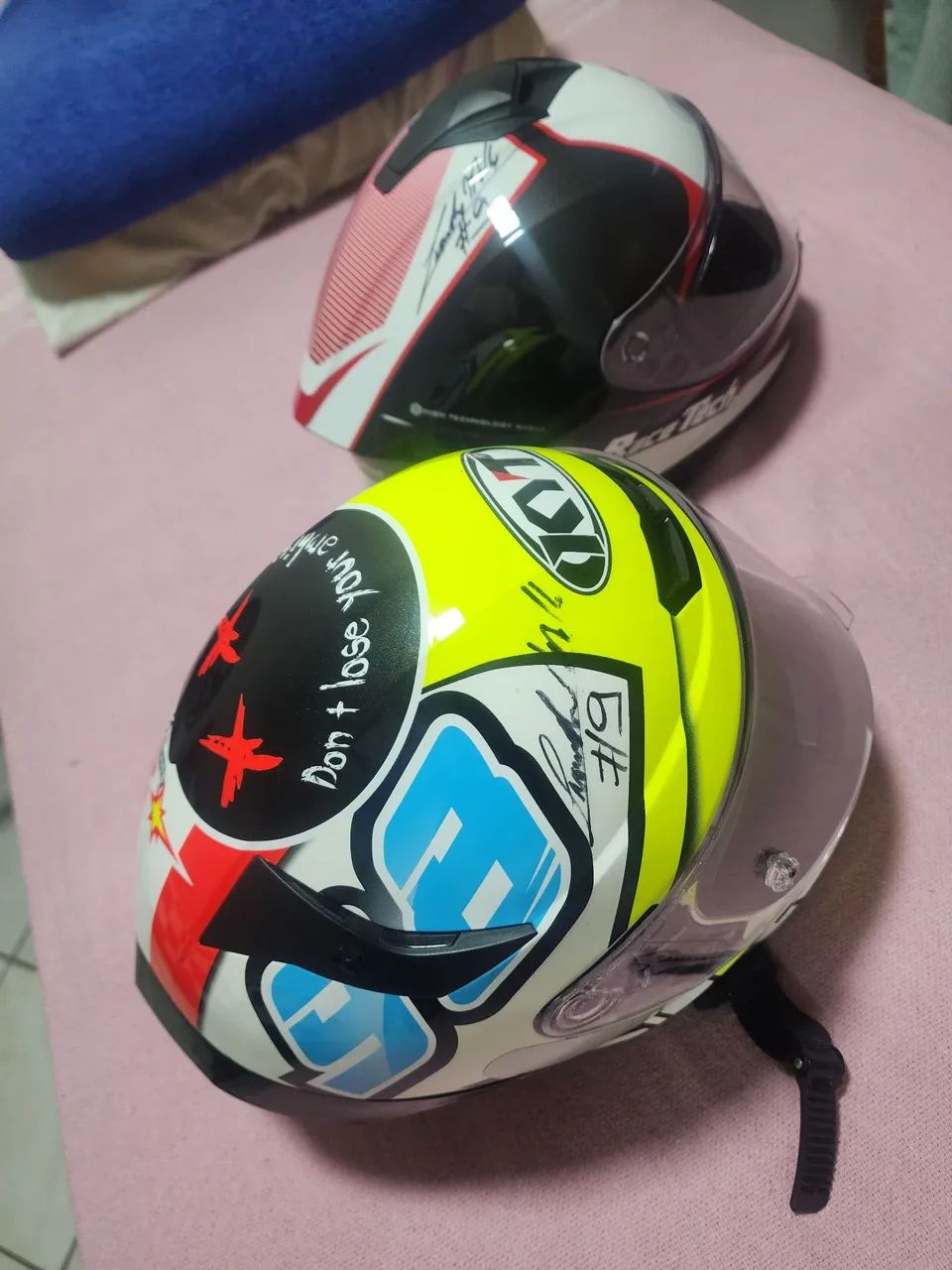 Capacete assinado pelo Leandro Melo piloto  - Foto 3