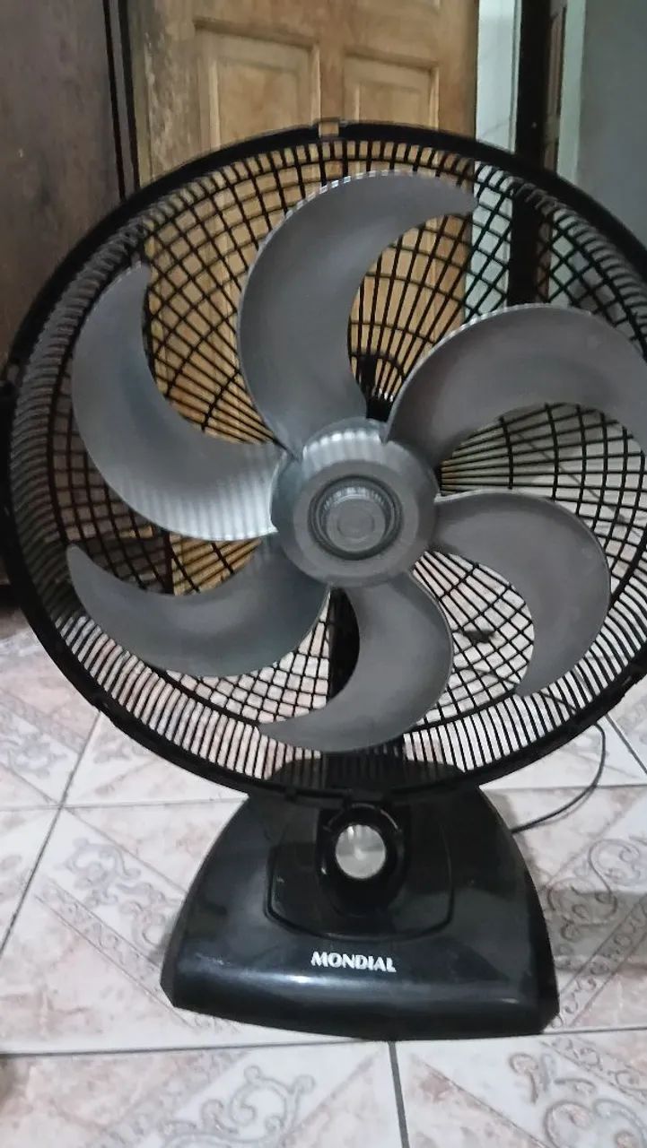 Vendo um ventilador funcionando com as grades quebradas