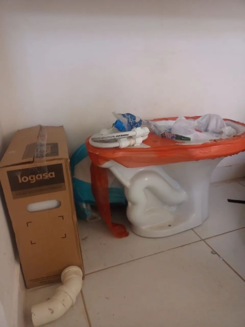 New toilet with integrated tank (originally cost R$600)