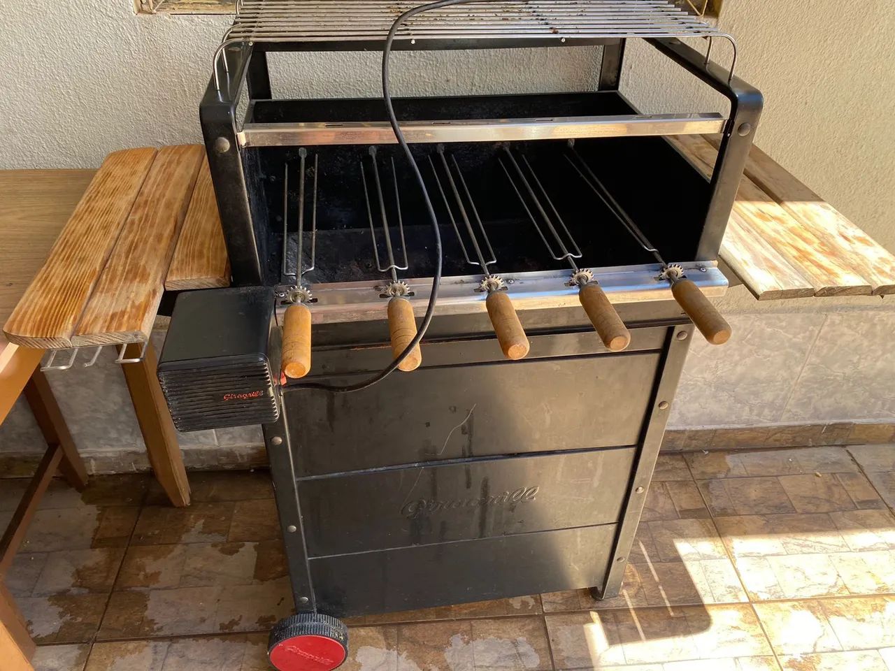 Churrasqueira Giragrill Garden 2300, com 5 espetos giratórios em aço cromado