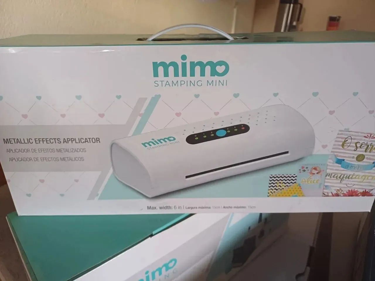 Mimo Stamping, um aplicador de efeitos metalizados e termolaminadora. 
