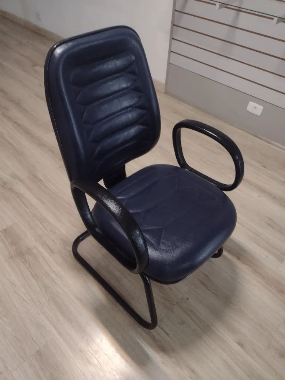 Cadeira diretor com assento e encosto gomado cor azul escuro marca móveis belo - Foto 2