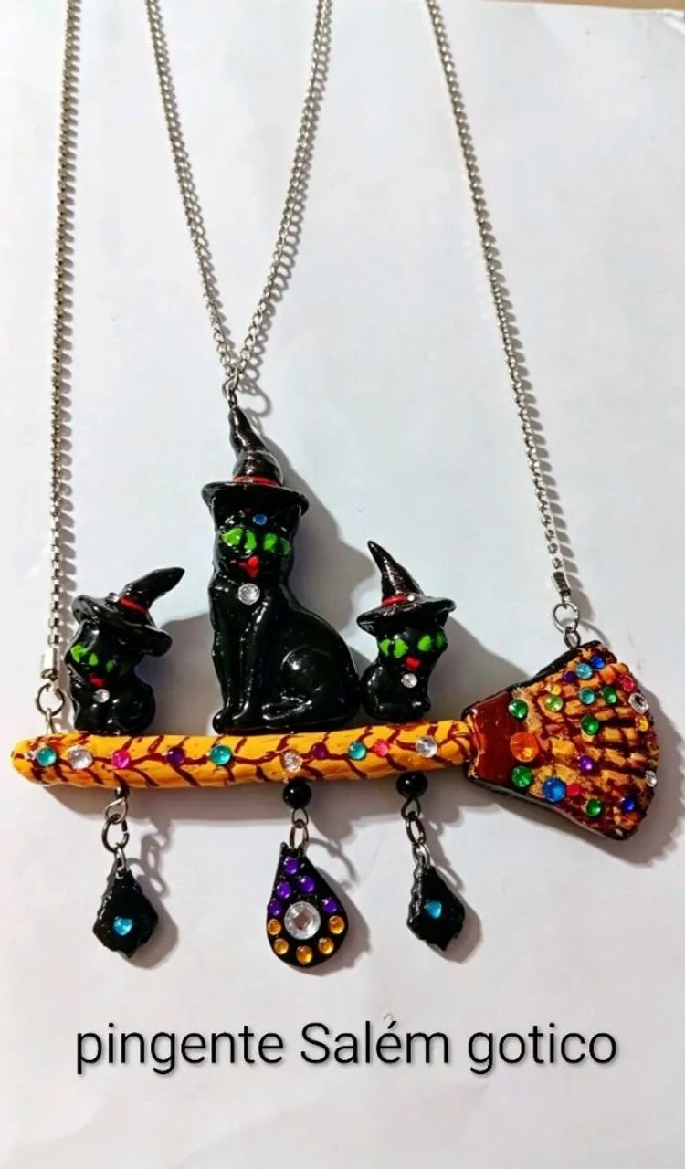Colar Halloween com pingente Salém 2 gatos com vassoura a  peça  - Foto 4