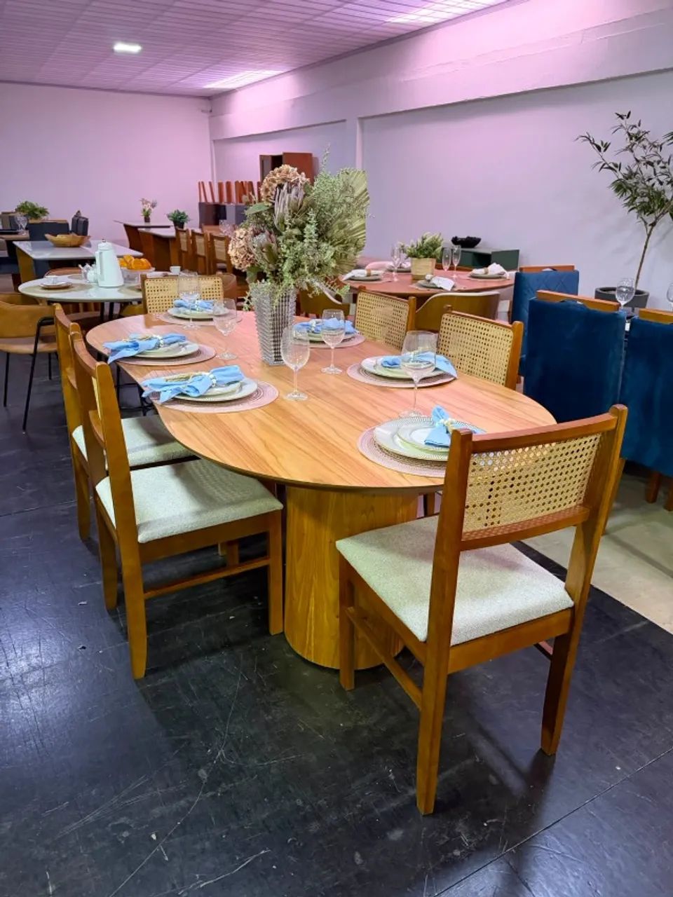 Conjunto Mesa Aura 100% madeira maciça e 6 cadeiras tecido