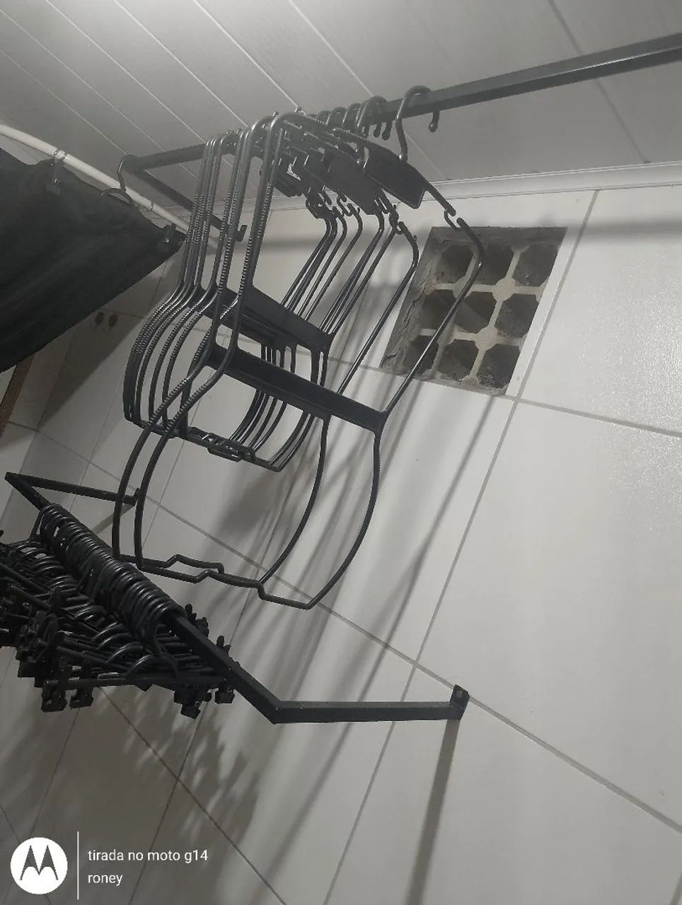 Arara e cabides