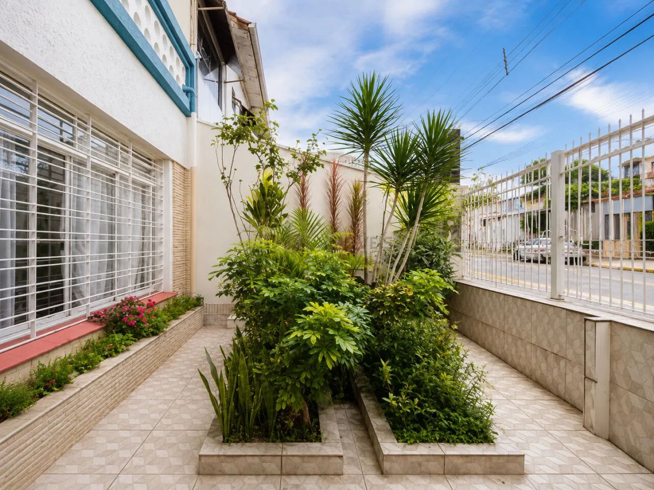Casa com 210m², edícula e arquitetura dos anos 60