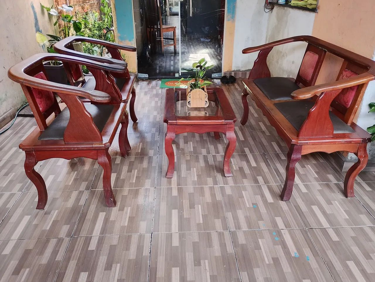 Conjunto de sofá de madeira com mesa de centro. - Foto 2