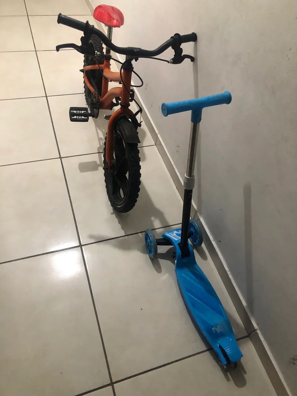 Bicicleta é patinete de crianças 