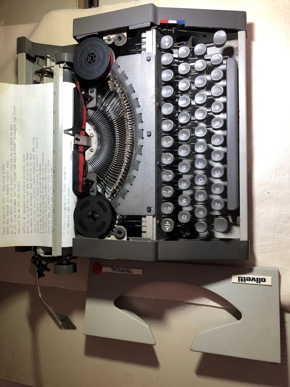 Máquina de escrever (datilografia) modelo Olivetti Tropical fabricado em 1990  - Foto 3
