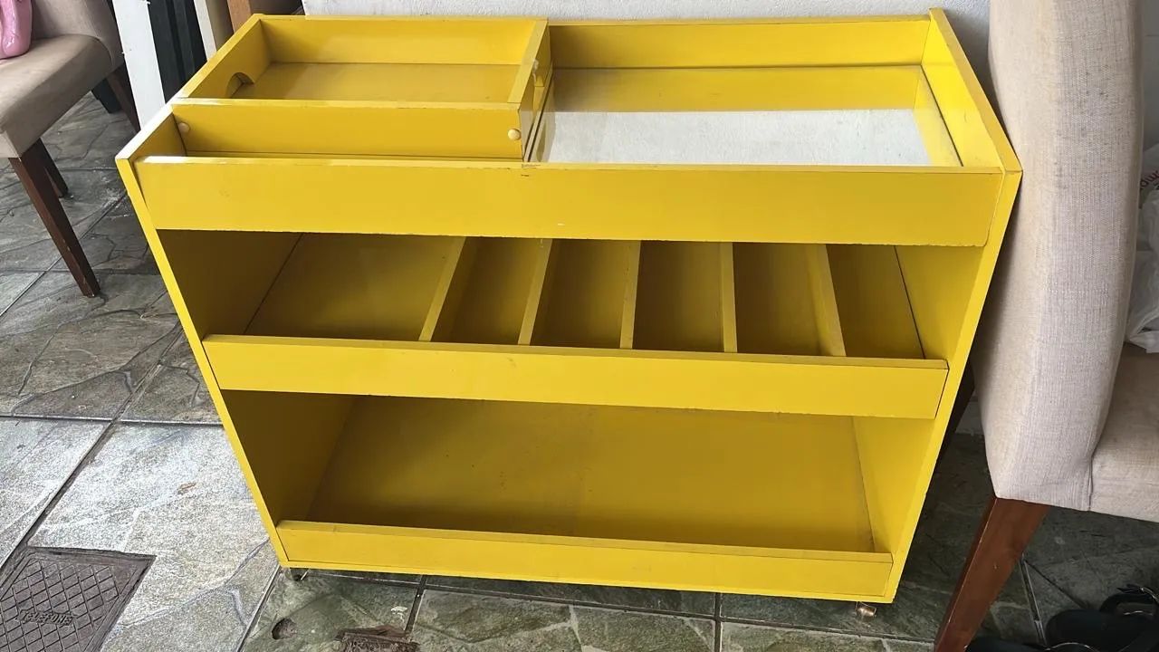 Aparador amarelo