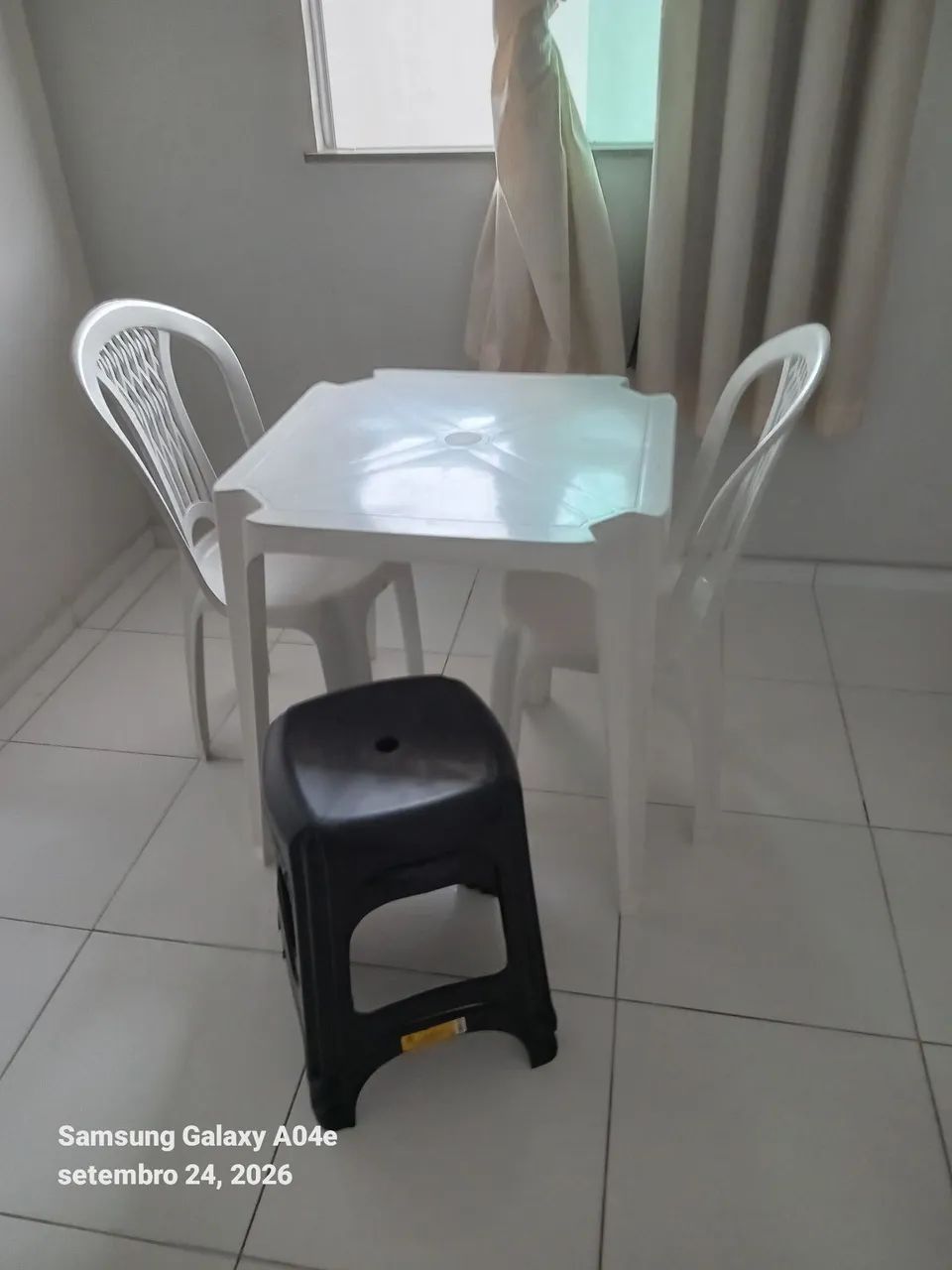 Vende-se Guarda roupas e mesa com cadeiras - Foto 2