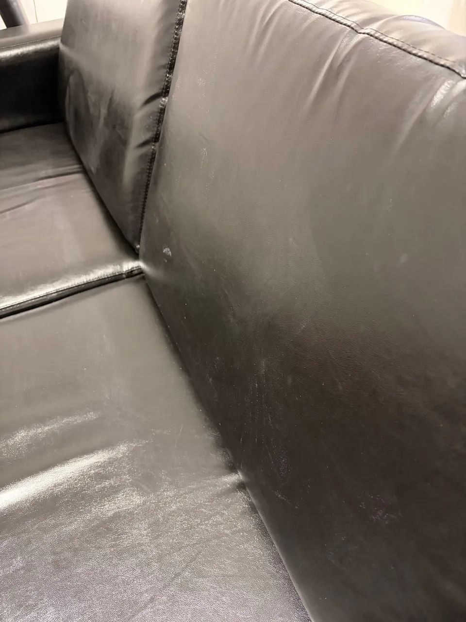 Sofá-cama 3 lugares em courino preto - Ótimo estado - Foto 4