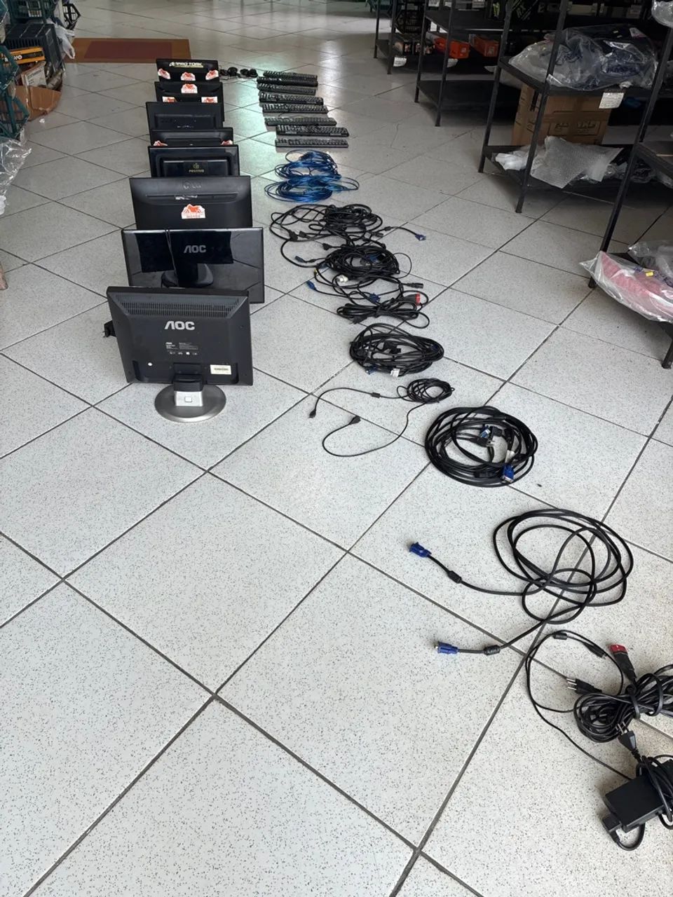 9 monitores, 8 teclados, 7 mouses, + cabos. - Foto 5