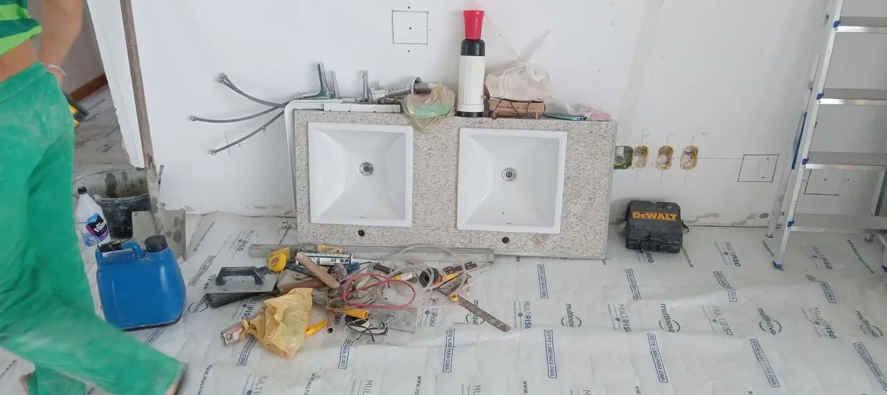 Bancada em mármore branco Itaúna  1.25 x 55 testeira de 15cm Cubas 41x41 sem os rodopias.