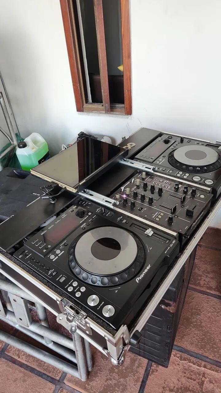 Vendo um par de cdjs Pioneer 850 Black e Mixer 2 canais Pioneer