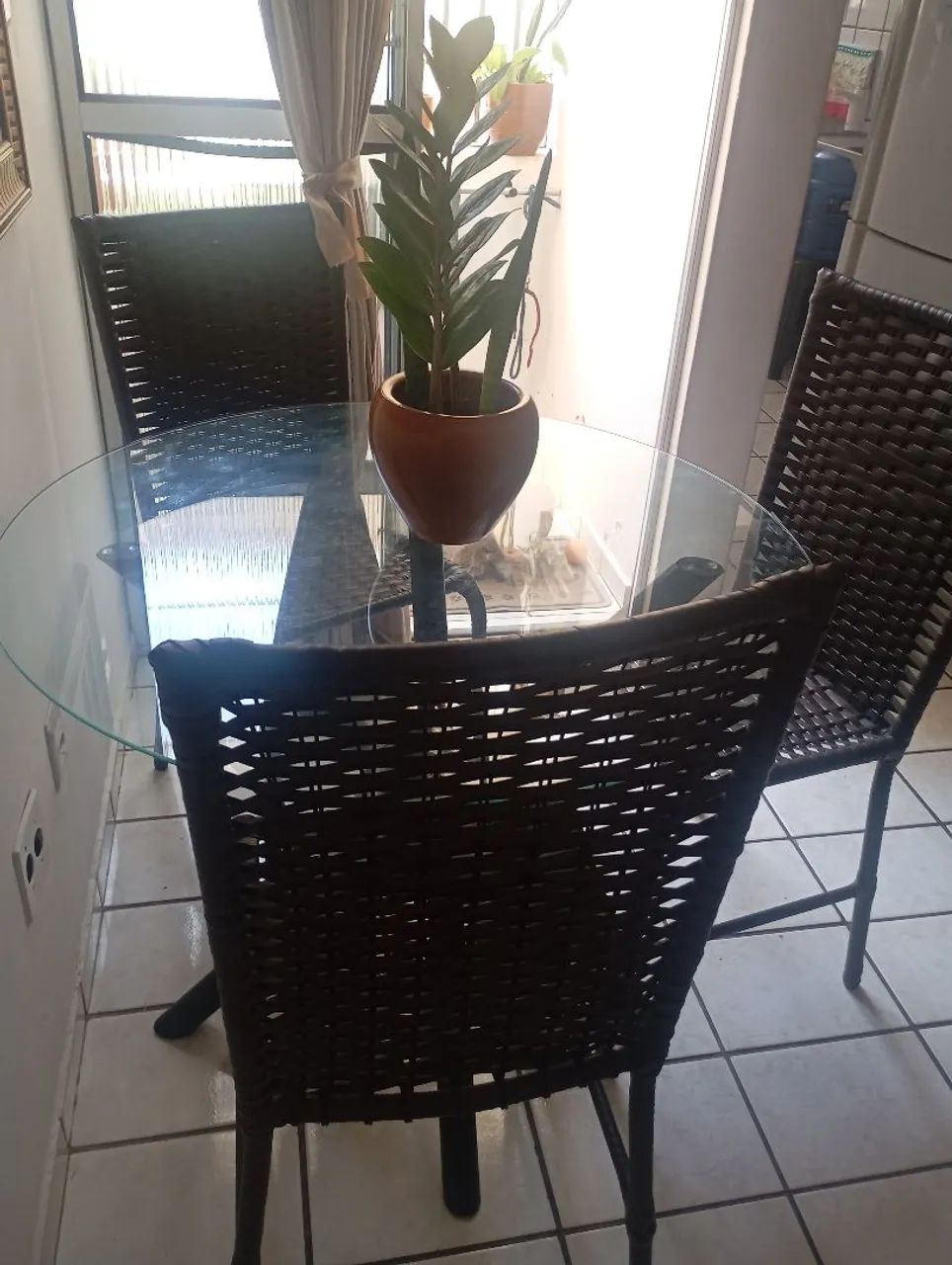 Vendo jogo de mesa redonda com 4 cadeiras d Vine  - Foto 2