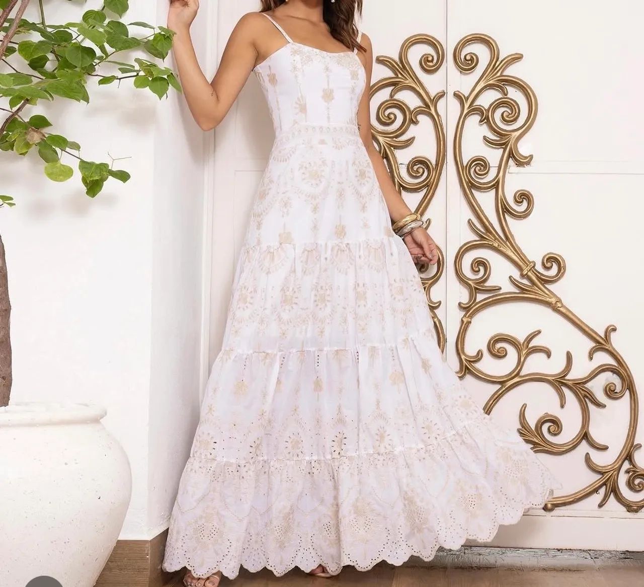Vestido longo branco bordado em lese - delicado e elegante