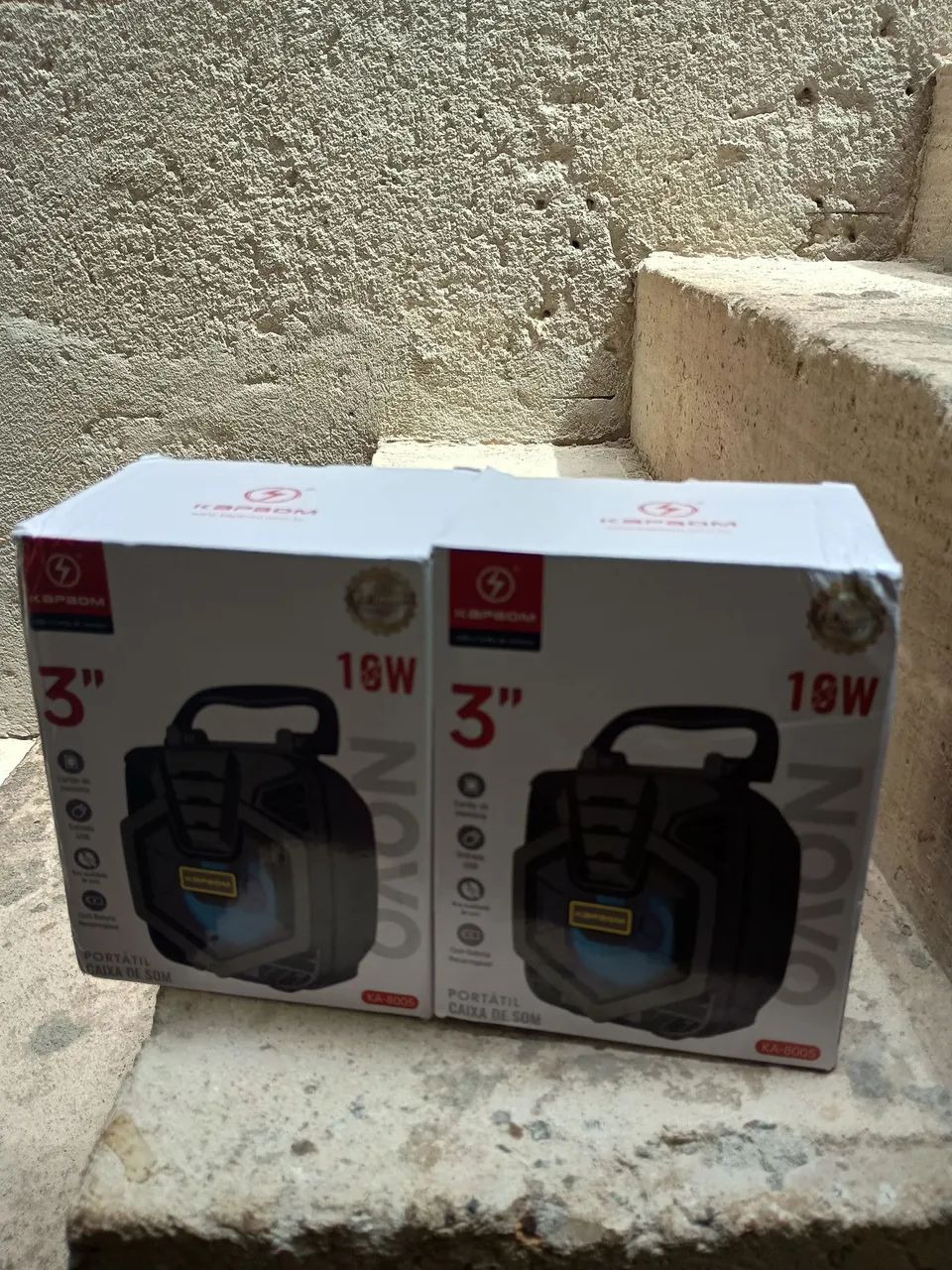 Caixa de som Bluetooth portátil turbinada e reforçada.