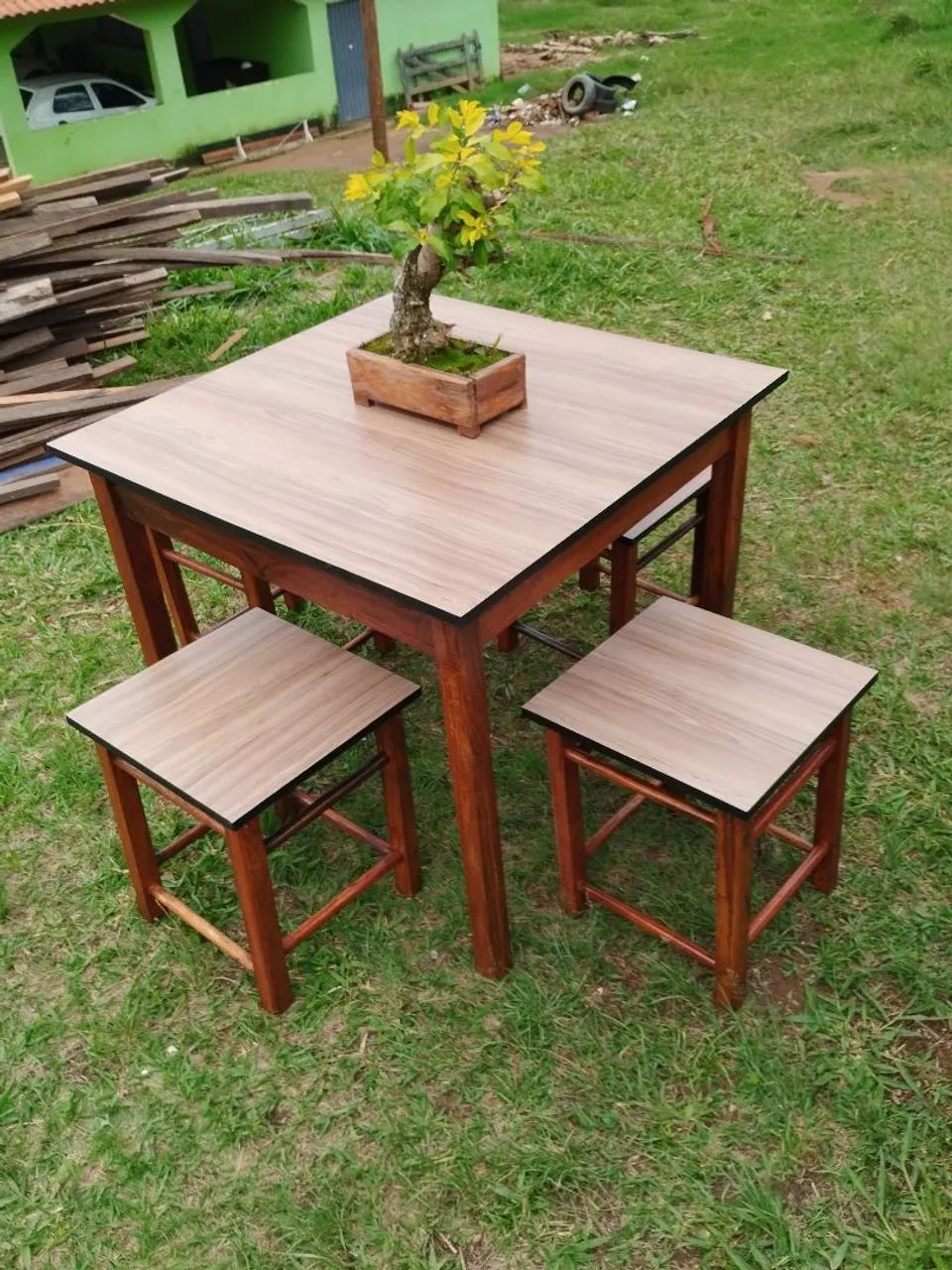 Jogo de mesa com tamborete,peis de madeira com tampo de MDF 