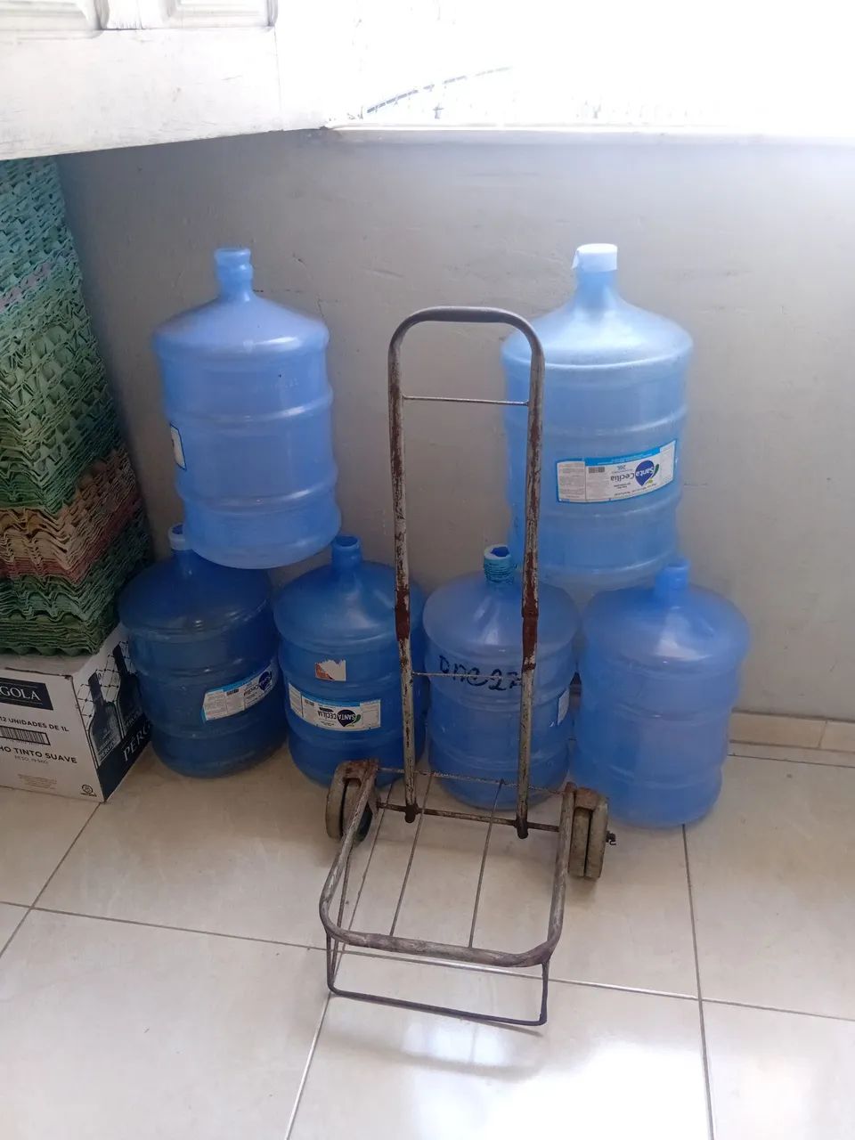 Vendo galão de água com carrinho