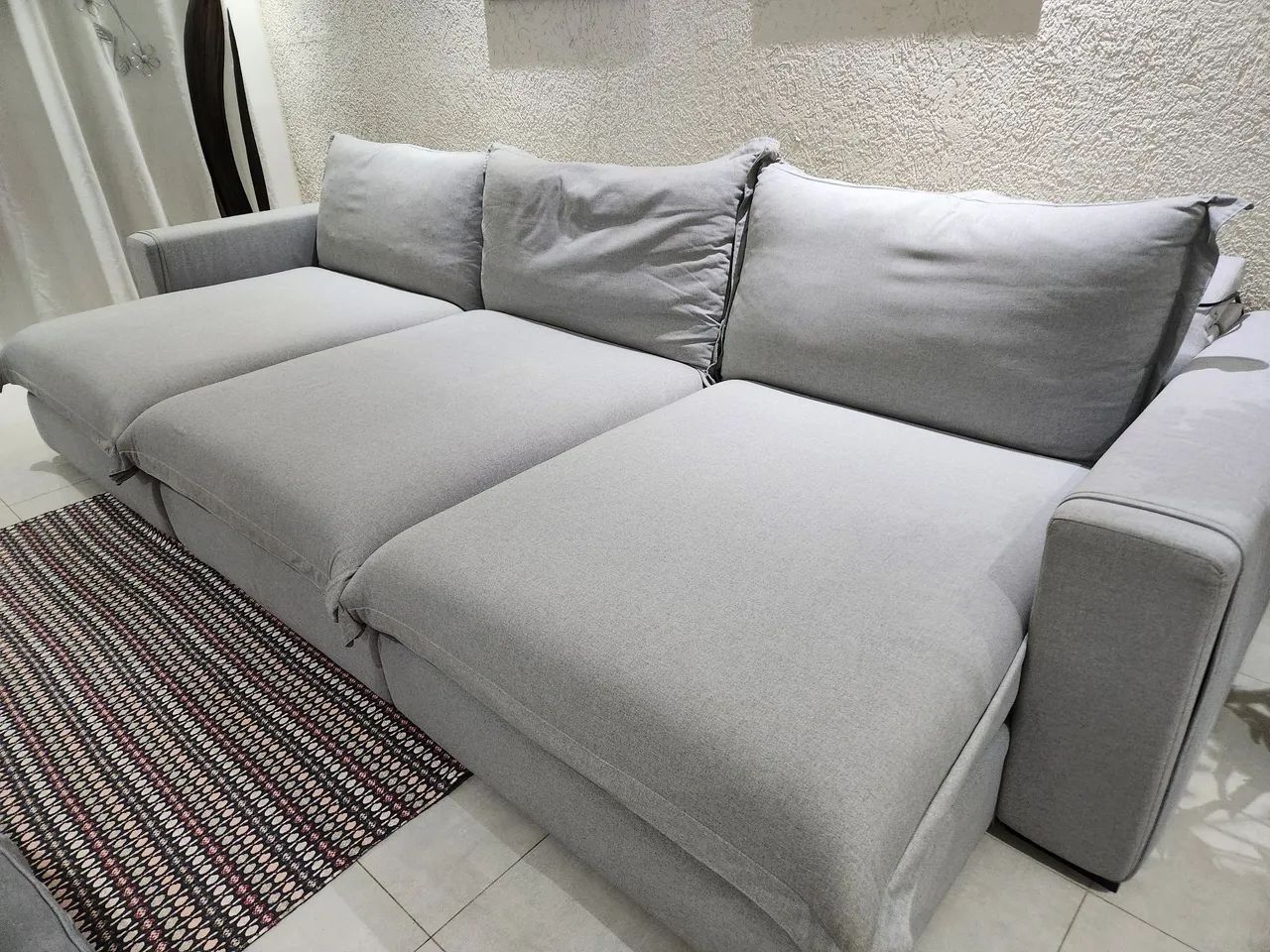 Sofá retrátil na cor cinza, capacidade para 7 pessoas sentada - Foto 3