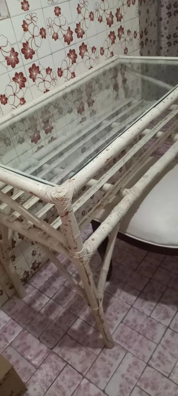Mesa de cozinha em bambu com tampo de vidro.