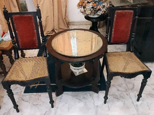 Mesinha de Madeira com Duas Cadeiras Antigas - Foto 2