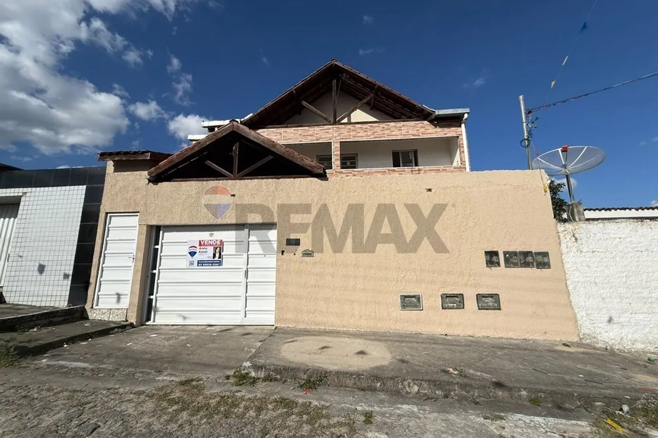 PREDIO COM CASA E DOIS APARTAMENTOS A VENDA NAS MALVINAS