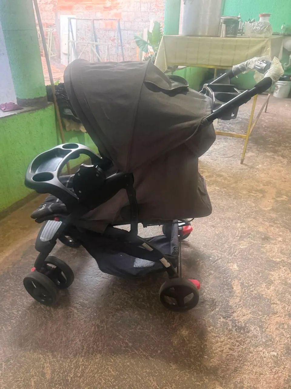 Vendo esse carrinho com bebê conforto da cosco - Foto 3
