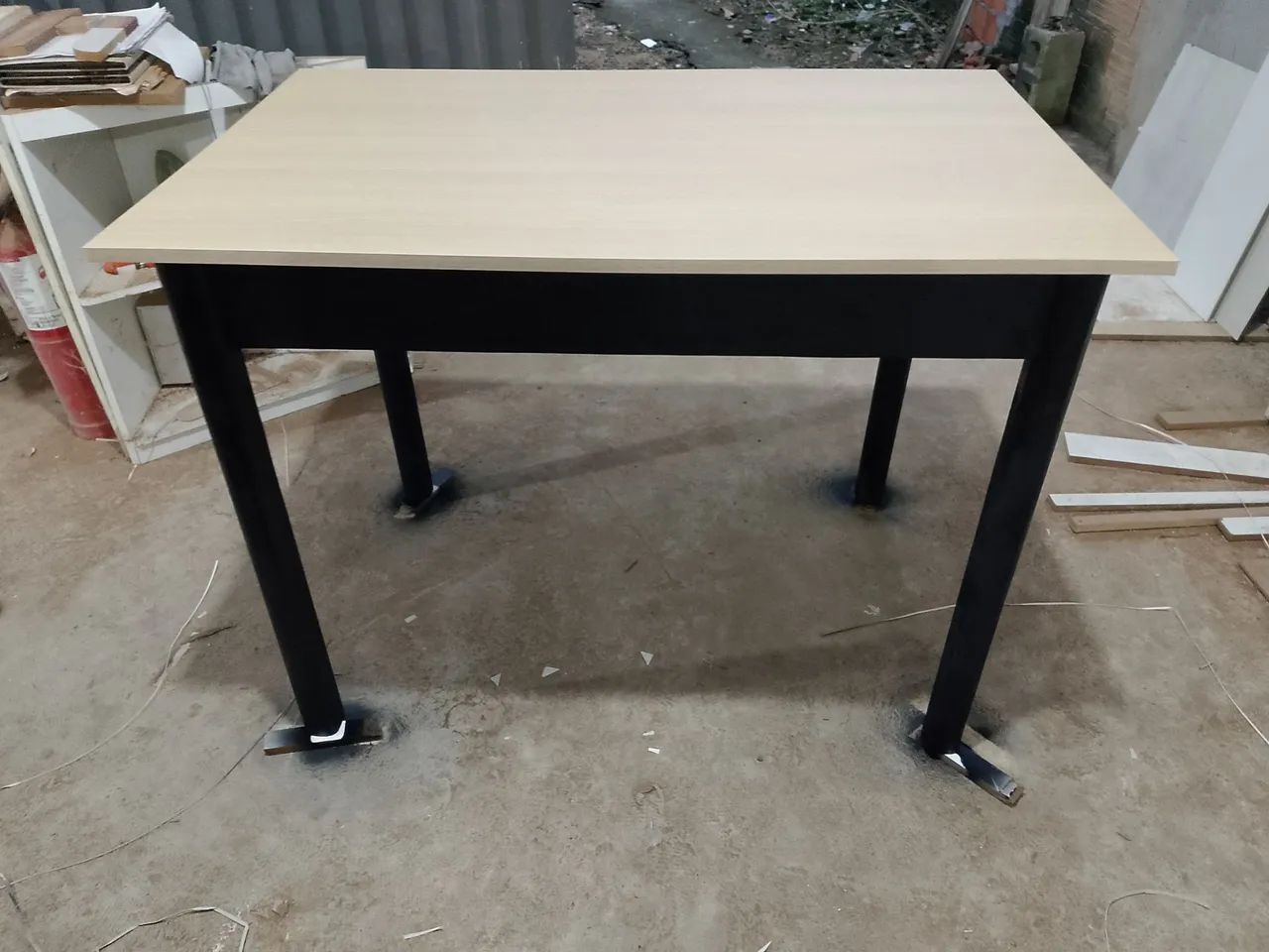 Mesa tampo em MDf com pé de madeira