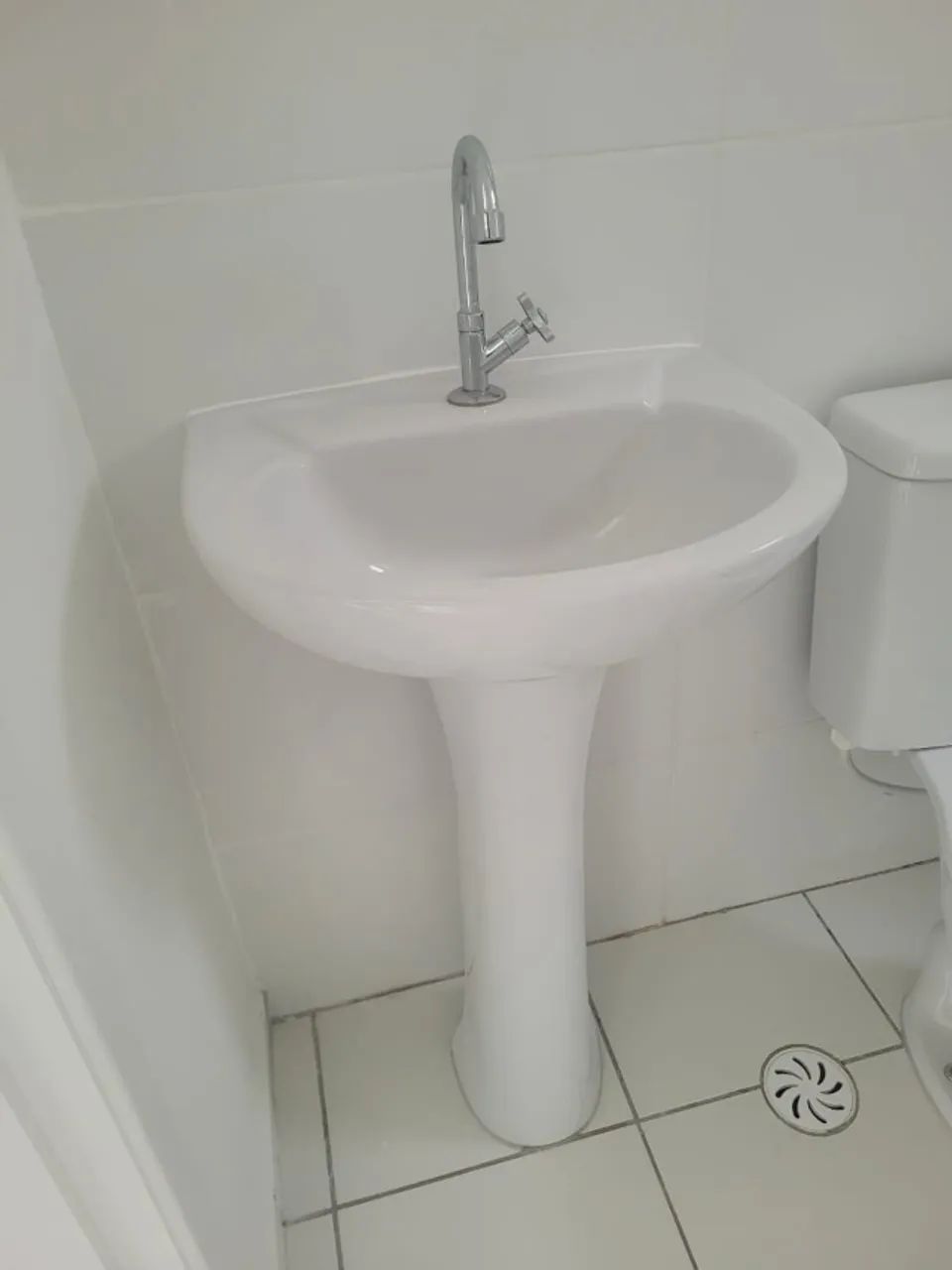 Lavatório com coluna de chão de porcelana e torneira