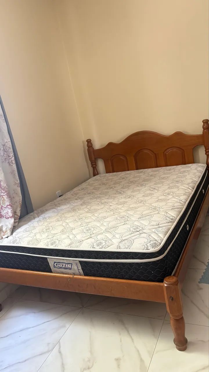 Vendo cama em madeira 