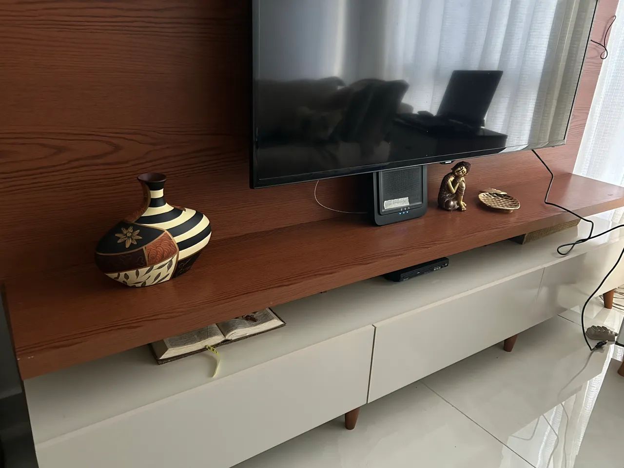 Rack com painel acoplado. Cor madeira e off white  - Foto 2