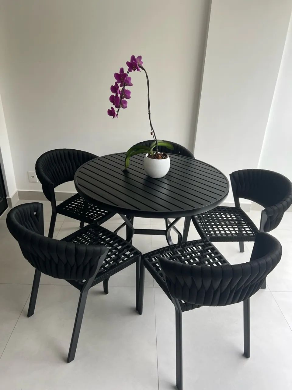 Mesa com 05 cadeiras para área externa/varanda 
