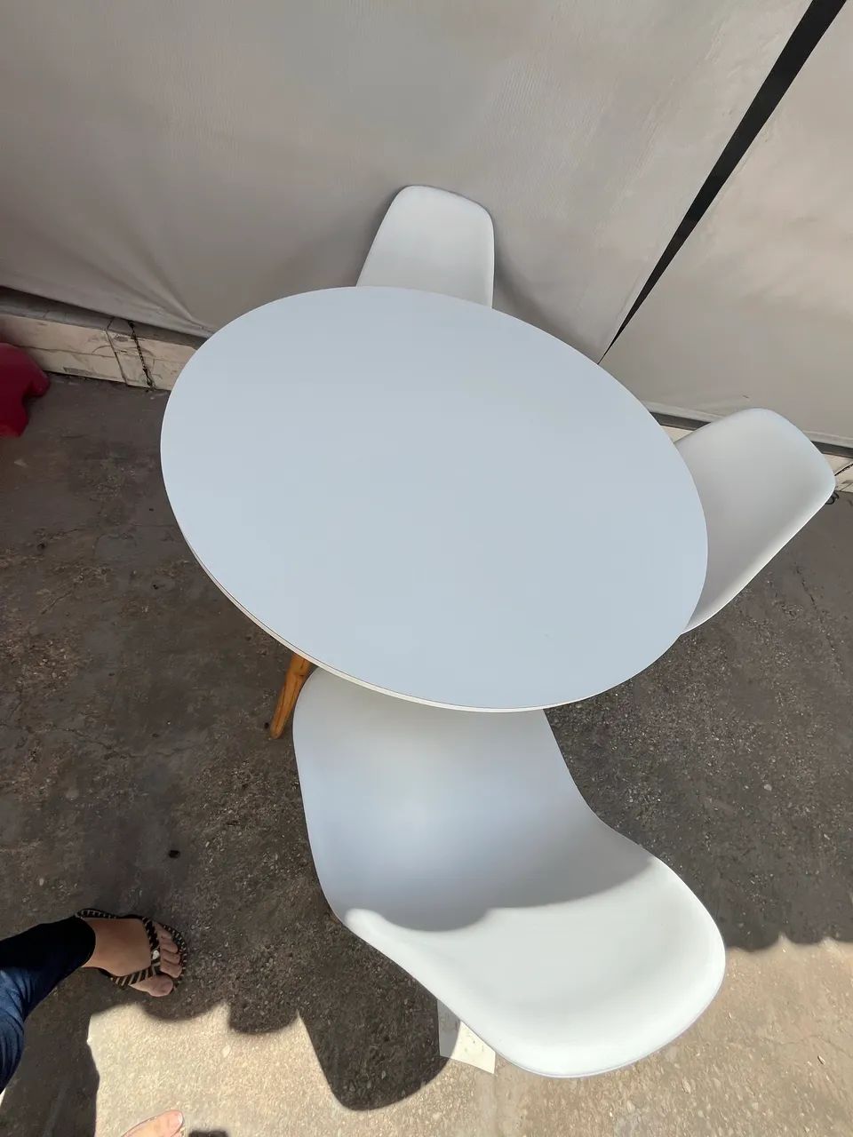 Vendo mesa pés palito com 3 cadeiras - Foto 3