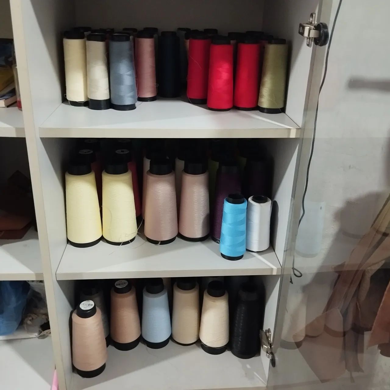 Vendo linhas de costura para máquina reta e overloque  - Foto 3