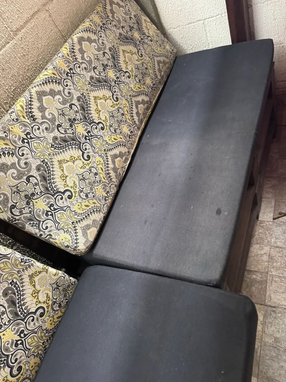 Vendo conjunto de mesa e bancos com estofado para área externa precisando de reparos - Foto 2