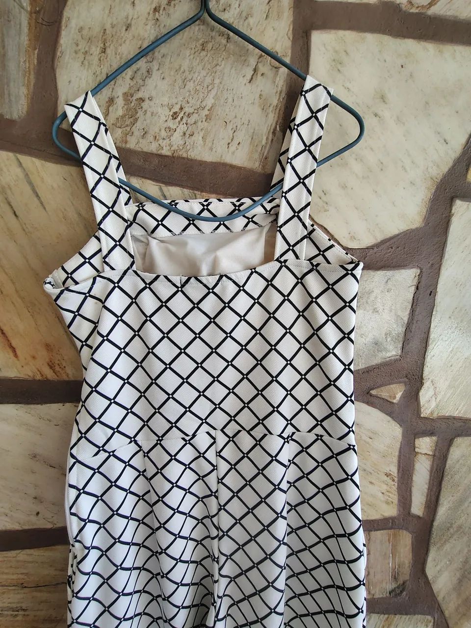 Macacão comprido de alça nas cores branco e preto. - Foto 4