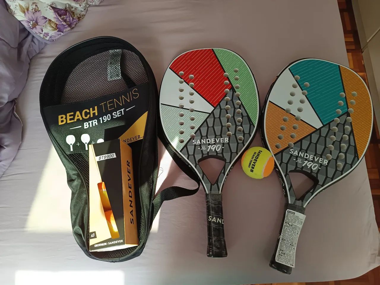 Kit Raquete de Beach Tênis com com 4 bolas extras.