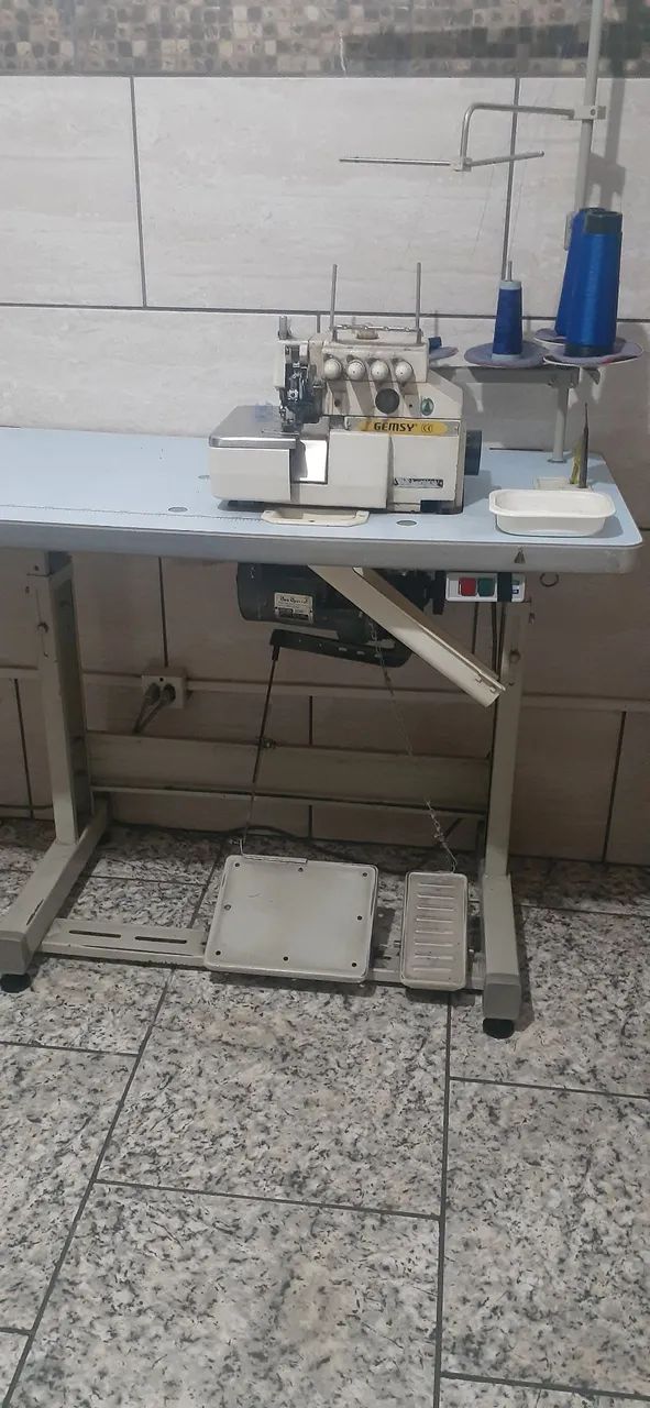 Máquina industrial de costura interloque