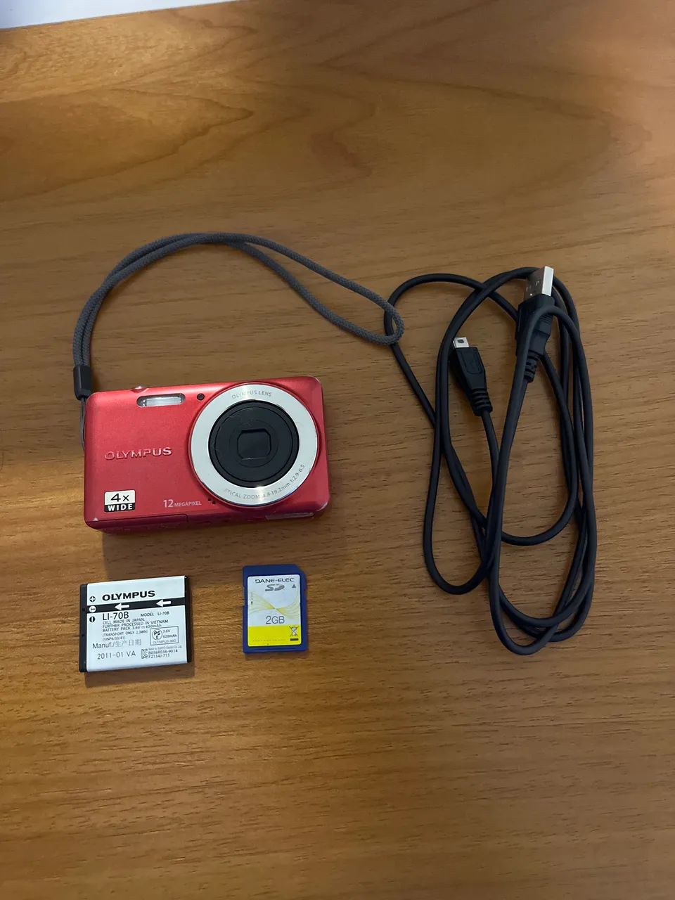 Câmera olympus VG-110 (funcionando) com carregador 