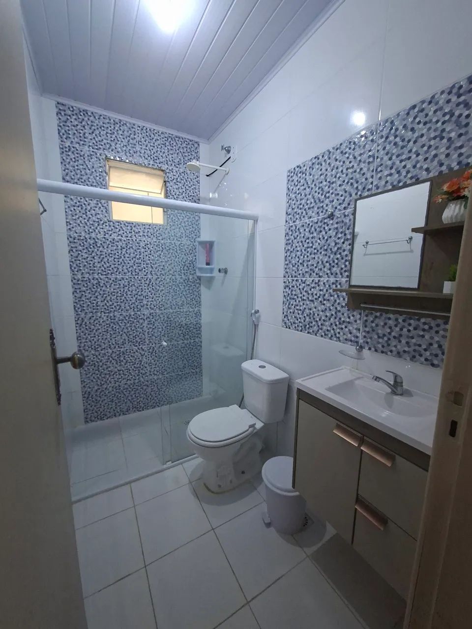 Alugo quarto para moças