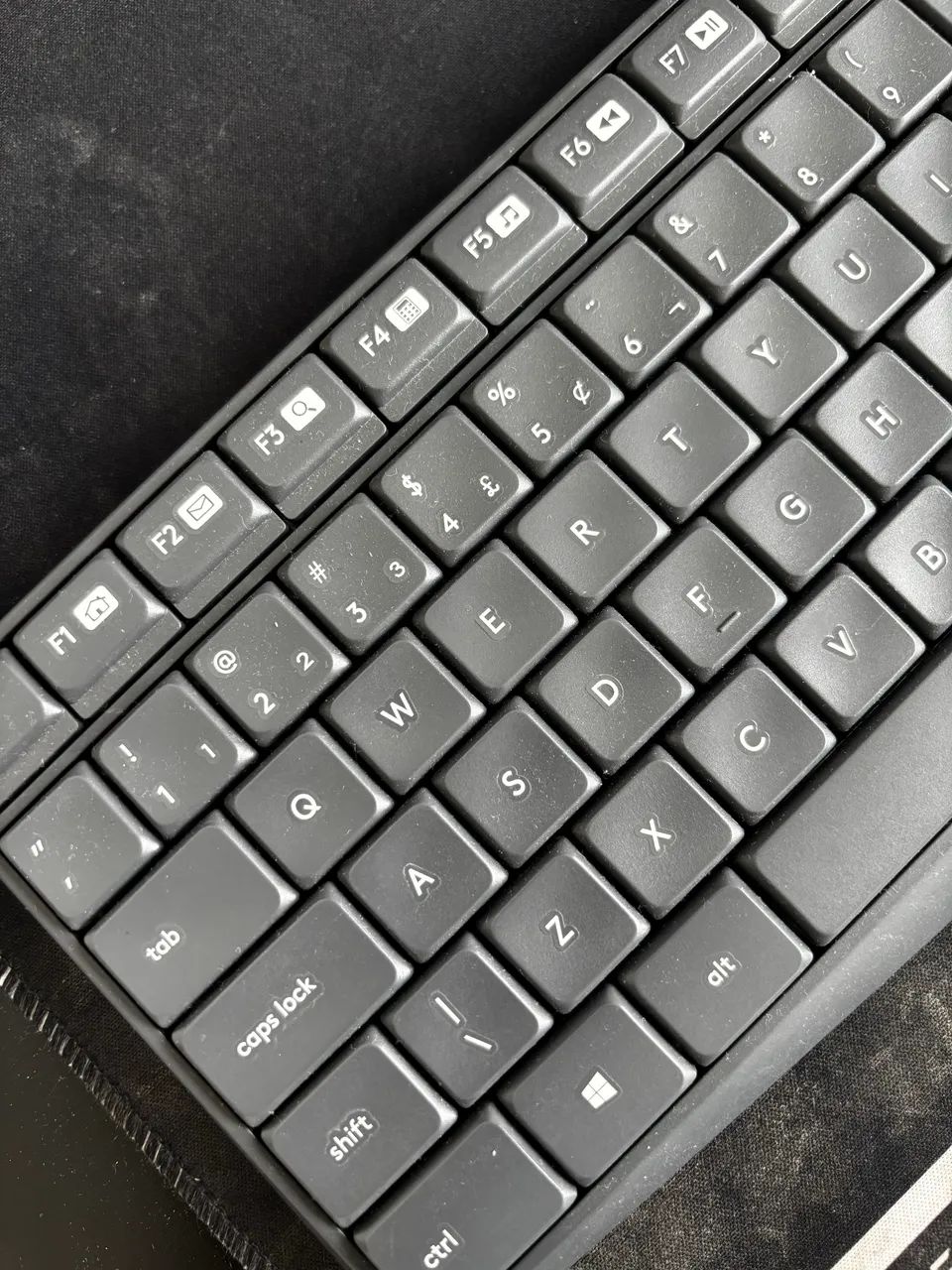 ? Teclado Logitech sem fio à venda  Teclado Logitech com conexão sem fio 2.4