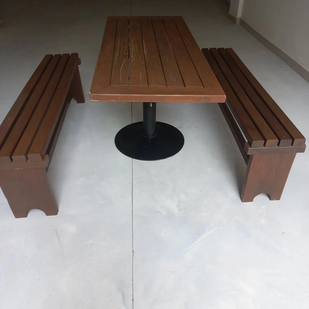 2 bancos + 1 mesa em angelim pedra rústicos 