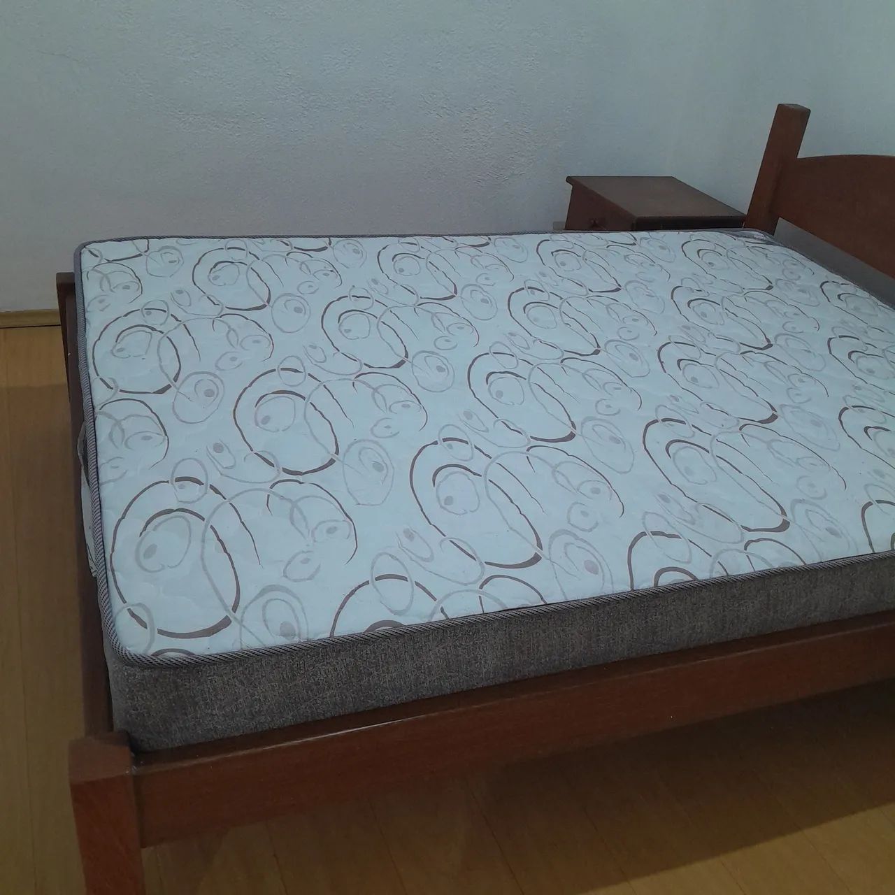 CAMA DE CASAL COM COLCHÃO E CRIADOS - Foto 3