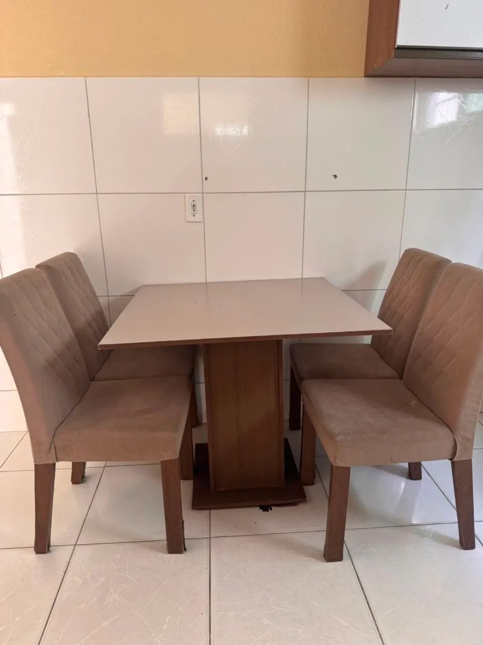MESA COM 4 CADEIRAS