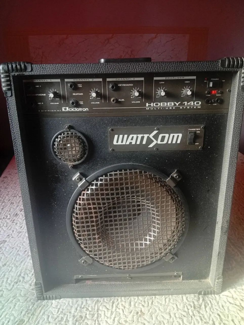 Vende caixa amplificada pra microfone e guitarra.